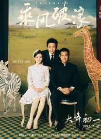 约翰尼·德普造型狂野不羁大方与工作人员合影。