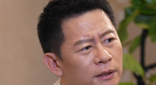 在这组大片中，杨幂或双眼凝神直视镜头，或歪头沉思不拘一格，举手投足间流露出的成熟魅力，大秀高贵大气的御姐范。